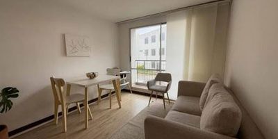 Hermoso apartamento de aproximadamente 72 m2. Cuenta con sala comedor, 3 habitaciones, cocina semi-integral, 2 baños, zona de ropas, balcón, estudio. El conjunto cuenta con zonas verdes, salón social y juegos infantiles las cuales son zonas comunes. Ubicado cerca al centro principal de Madrid, a 15 minutos del Centro comercial Casablanca, y comercio cercano, posee gran facilidad de acceso a transporte público, cómodas vías de acceso como Calle 13 y Calle 80.  ¡Contáctanos! para agendar tu cita.