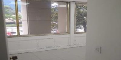 Esta oficina ofrece los espacios necesarios para el desarrollo de tu actividad, con un área de terreno de 132 m2, 2 baños, espacio para cocineta, piso de cerámica, muros en estuco pintado, techos en driwall - fibra mineral, vigilancia 24 Horas, excelete iluminación y ubicacion.

