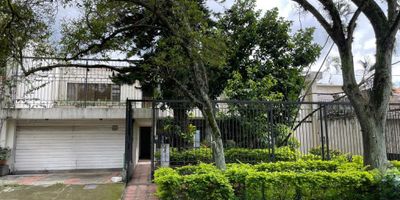 Se vende excelente propiedad ubicada en el Barrio El Bosque, la cual es una zona estratégica al norte de Cali, cerca de la zona industrial, el aeropuerto Alfonso Bonilla Aragón y con excelentes vías de acceso.La casa, de construcción tradicional con más de 50 años de antigüedad, se encuentra en buen estado estructural y ha sido utilizada anteriormente como oficinas. Sus espacios amplios y distribuidos en dos niveles la hacen ideal para uso empresarial, institucional o incluso para proyectos de desarrollo futuro.Características destacadas: Lote de 18 metros de frente por 25 metros de fondo, construcción de 2 pisos, ambientes amplios y funcionales para oficinas, baños en cada nivel, área exterior con espacio para parqueaderos paralelos al andén. La casa cuenta con una estructura sólida con posibilidad de adecuación o demolición para nuevo proyecto.
Esta propiedad ofrece una excelente relación entre ubicación, área y potencial de valorización.