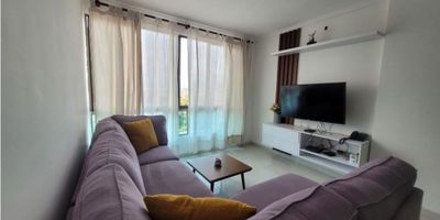 Apartamento amoblado en el barrio San Vicente, Calle 85 piso 7, con ascensor, para el ingres del apartamento se debe subir una sola escalera, iluminado buena ventilación, estrato 4, dos habitaciones, dos baños, parqueadero asignado. Excelente ubicación, cerca del centro comercial Viva, colegio enseñanza, biffi, hotel Hampton, clinica Iberoamericana. Vigilancia 24 horas, piscina, zona infantil, salon social, planta electrica. Valor mensual por 30 noches. Inlcuye administración, TV e internet.

 

 
