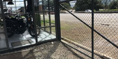 Oportunidad, espectacular lote para la venta, son 4.500mts aproximadamente, tiene 1.769 metros construidos para bodega, oficinas, talleres automotrices.Terreno 100% plano con uso comercial III , ideal Vitrina Automotriz, Maquinaria Pesada, Institucion Educativa.