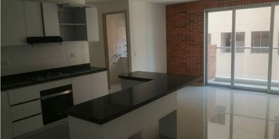 Si buscas un lugar para alquilar en Barranquilla, este apartamento es ideal para ti. Ubicado en el corazón del Atlántico, cuenta con todas las comodidades que necesitas para vivir en tranquilidad y confort. Con un área total de 80 M2, este apartamento ofrece un amplio espacio tanto en su terreno como en su construcción, con exactamente 80 M2 en cada aspecto.

El interior de este inmueble cuenta con una distribución de 2 alcobas y 2 baños, perfecta para una pareja o una pequeña familia. Además, cuenta con un garaje que te brinda la seguridad y la comodidad de tener tu propio espacio de estacionamiento. Otra ventaja de este apartamento es que está diseñado para admitir mascotas, por lo que no tendrás que dejar a tu mejor amigo fuera de tu nuevo hogar.

Una de las principales características de este apartamento es su agradable balcón, el cual te permitirá disfrutar de una maravillosa vista panorámica de la ciudad. Además, cuenta con un segundo baño auxiliar, lo cual resulta muy útil cuando tienes visitas. Su barra estilo americano te da la posibilidad de cocinar mientras compartes con tus invitados, y su citófono/intercomunicador te permitirá recibir a tus visitas de manera segura y cómoda.

La cocina integral está diseñada para ofrecerte todo lo que necesitas para preparar deliciosas comidas, además de contar con una despensa para almacenar tus víveres. Esta zona cuenta con doble ventana, lo que te dará un ambiente más fresco y silencioso. El apartamento también cuenta con gas domiciliario, por lo que no tendrás que preocuparte por el suministro de gas.

En cuanto a sus características externas, este inmueble está situado en un acceso pavimentado y cuenta con áreas sociales y zonas verdes, ideales para pasar tiempo al aire libre. Además, cuenta con ascensor, lo cual facilita el acceso a las diferentes áreas del edificio.

Otra gran ventaja de vivir en este apartamento es su cercanía a centros comerciales, colegios/universidades y par