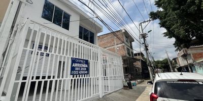 Gespron alquila apartamento en primer piso en barrio Meléndez al sur de Cali, con parqueadero para una moto, para estrenar,  es interno, con salsa la comedor amplia iluminada, cocina integral con muebles en madera en la parte  inferior  y superior, zona de oficio, con instalación para lavadora, baños social con división en vidrio, consta de dos habitaciones amplias, baño de habitación completo con división en vidrio, cuenta con un espacio que puede ser para depósito, en la habitación,  cerca de parada de autobuses, estaciones de mío, universidades, centros comerciales, supermercados, sobre la autopista, qué esperas llámanos ya