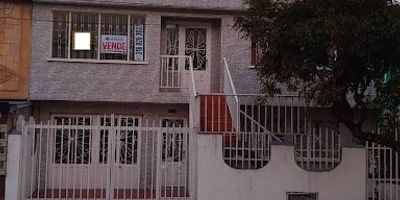 Casa de dos niveles con tres unidades residenciales independientes y amplias. En total contiene nueve habitaciones, cuatro baños,  patio, balcón, terraza, garaje y antejardín. Esta rodeada de colegios, cerca al centro comercial Ciudad Tunal y Centro mayor, a pocas cuadras de colegios, iglesias, estación de transmilenio y paraderos del sitp. 