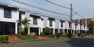 CASA EXTERNA MILAN INDEPENDIENTE 3 NIVELES

Reformada en escrituras tiene 107.89 metros y con adiciones 171 metros cuadrados.

¡Ven y haz de este lugar tu nuevo hogar! 

CARACTERISTICAS: ¡Descubre tu oasis urbano en el corazón de Envigado! Esta espectacular casa en puntazo te ofrece comodidad, estilo y una ubicación inigualable. Cada día será una experiencia única. Amplios espacios, es iluminada, aireada, secor residencial y de alta valorización, en muy buen estado. Unidad abierta.
Garaje cubierto.

Puede acceder a los servicios parque club, Piscina semiolimpica, canchas fútbol, basketball , Senderos caminantes, z ona bbq, salones sociales , juegos infantiles , gimnasio al aire libre, h ermosas zonas verdes se paga una cuota de administración en caso de pertenecer.

. Cursos de diferentes áreas deportivas.
UBICACIÓN: Sector plano, de alta valorización, cerca a Centros Comerciales Viva y Mayorca, estaciones metro, parque principal, Avenidas Poblado y Vegas, polideportivosur, patinodromo