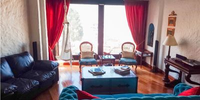 Codigo  926FR0668 En Venta hermosa y amplia casa, consta de tres niveles, con acabados de lujo, primer nivel dos amplias habitaciones, estudio y baño auxiliar; en el segundo nivel se encuentra la sala de doble nivel  con excelente vista a la ciudad, chimea, la zona de comedor rodeada de ventanales, amplia cocina integral y zona de lavaderia , cuarto de servicio, baño social; en el tercer nivel  la habitacion principal con baño - excelente iluminacion y hall de habitacion con vista a la sala principal; pisos de madera y marmol,  parqueadero para cinco vehiculos. tiene remodelacion en tuberias aguas negras  blancas y electricidad.  la casa se encuntra en excelentes condiciones, ubicada  en zona exclusiva de chapinero alto- el castillo, segura, tranquila y residencial.
