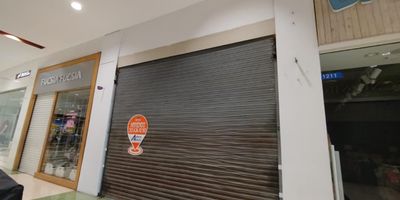 Alberto Alvarez ofrece en arriendo excelente local comercial ubicado en una zona privilegiada del corazon del noroccidente de Medellin, dentro de un reconocido centro comercial.
El local se encuentra en primer piso , en un corredor de alto trafico peatonal y con excelente visibilidad, lo que lo convierte en una ubicacion ideal para fortalecer y posicionar tu marca.

Esta equipado con cortina enrollable de seguridad y cuenta con un espacio de bodega, lo que facilita la operacion logistica y el almacenamiento de mercancia.

Ubicado en una zona estrategica del centro comercial, rodeado de marcas reconocidas y con una afluencia superior a 700.000 personas del sector, garantiza una alta exposicion para tu negocio.

El centro comercial se destaca por su amplia oferta de comercio, gastronomia y entretenimiento, consolidandose como un referente comercial en la ciudad.
Contactanos para brindarte mayor informacion.  