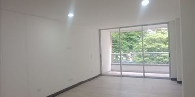 Salòn comedor, pisos en porcelanato(madera laminada alcobas), cocina integral abierta remodelada, con zona de ropas, 03 habitaciones (principal vestier, auxiliar closets), 02 baños cabinados, balcon, red de gas, 

calentador, 02 parqueaderos, cuarto util.

porteria diurna, parqueadero visitantes.

Edificio comodo y tranquilo, cerca al segundo parque de laureles.

Intermobiliaria Poblado S.A.S
