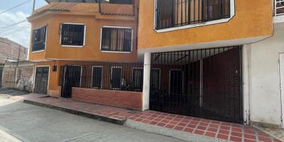 en venta casa de tres  pisos independientes la cual  cuenta con  tres apartamentos  con entradas totalmente independientes,

primer piso : apartamento con sala comedor, dos habitaciones, cocina , baño y zona de oficios
segundo piso  : dos apartamentos cada uno cuenta con dos habitaciones, sala comedor, cocina, baño y zona de oficios.
tercer piso : amplia terraza y posibilidad futura construcción
la casa esta ubicada  cerca  al polideportivo y vía principal de la zona.