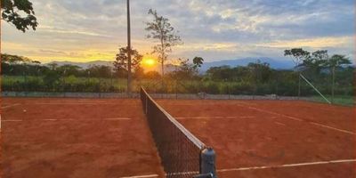 VENTA LOTE CONDOMINIO VDA CAIRO VILLAVICENCIO 9264FR931 Lote esquinero con Ubicación y Accesibilidad; Ubicado a dieciseis minutos del centro de Villavicencio, acceso vehicular y peatonal controlado. Características del Condominio: Cuarenta y tres unidades de vivienda, más del cuarenta por ciento de las unidades ya construidas, cableado interno y gas, acueducto propio y tratamiento de aguas residuales (no es necesario pozo séptico). Zonas Sociales y Recreativas: Cancha de tenis, amplia piscina, sendero ecológico, salón comunal, gimnasio, cancha sintética de minifútbol encerrada en malla y cancha múltiple. Características del Proyecto: Tres diseños de casas a su disposición, portería de acceso, parque natural con arroyos, senderos, puentes y amplias zonas verdes, vías asfaltadas con sardinel y andenes, local comercial, red de alcantarillado y agua tratada y potabilizada, tanque elevado de distribución, red eléctrica subterránea y redes accesorias subterráneas. Documentación y Legalidad: Lotes con números prediales y catastrales independientes, escrituración inmediata. Valorización y Proyección: Ubicado en una zona de alta valorización con alta proyección para el futuro.

Este proyecto ofrece una excelente oportunidad para invertir en una propiedad residencial a las afueras de Villavicencio. La ubicación, las características del condominio, las zonas sociales y recreativas hacen que sea un lugar atractivo para vivir. 
