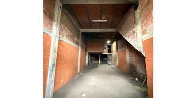 Casa de 3 pisos independientes en el barrio Benjamín Herrera

Propiedad ubicada a media cuadra de la iglesia del barrio, a solo dos calles de la Calle 26 y a 5 minutos del centro y la terminal de transporte.


 
 Primer piso: Bodega de doble altura con energía trifásica, ideal para taller de costura, mecánica o actividades industriales.
 
 
 Segundo piso: Apartamento amplio con sala-comedor, cocina sencilla, zona de oficios, tres habitaciones y un baño.
 
 
 Tercer piso: Apartamento con entrada completamente independiente, cuenta con tres habitaciones, sala-comedor, cocina sencilla, dos baños y patio.
 


Excelente opción para inversión o para quienes buscan vivienda con opción de negocio.

FV
