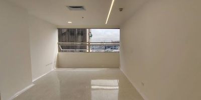 Consultorio médico en arriendo de 38m, ideal para profesionales de la salud. Cuenta con área de recepción y sala de consulta independientes, lo que brinda privacidad y funcionalidad. Espacios bien iluminados, con sócalos en media caña para mayor higiene y fácil mantenimiento. Ubicado en Ciudad del Río, zona de alto desarrollo y fácil acceso, con excelentes vías de transporte y cercanía a clínicas y servicios complementarios. Perfecto para iniciar o expandir tu práctica médica en un entorno profesional y moderno. ¡Agenda tu visita y conoce este espacio pensado para brindar bienestar y atención de calidad a tus pacientes!