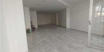 Local en Arriendo en San Rafael, Manizales

Si buscas un espacio para tu negocio en una zona residencial y comercial con excelente conectividad, este local es ideal para ti.

Características del Inmueble
Con un área de 67 m2, el local cuenta con baño privado y servicios de agua, luz y gas domiciliario. El piso en cerámica y la doble ventana ofrecen un ambiente cómodo y funcional para atención al público o actividades administrativas.

Ubicación Estratégica
Situado en el primer piso, con acceso pavimentado y en una zona de alto flujo peatonal, cerca de colegios, universidades, centro médico y con fácil acceso a transporte público.

Importante
No se permite el funcionamiento de negocios de comidas rápidas ni expendio de licores.

Establece tu negocio en un punto estratégico de San Rafael Contáctanos para conocer más detalles y agendar una visita.


