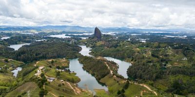 ¡Descubre MAKAI CONDOMINIO CAMPESTRE en Guatapé, Antioquia!

Ubicado a solo 10 minutos de la icónica Piedra del Peñol, MAKAI CONDOMINIO CAMPESTRE es una parcelación exclusiva de 48 lotes que ofrece una vista privilegiada del embalse. Este proyecto es ideal tanto para vivir como para invertir, y aquí te contamos por qué:


 Ubicación envidiable: Guatapé es conocido a nivel mundial y es uno de los municipios más valorizados del oriente antioqueño.
 Actividades al aire libre: Disfruta de deportes acuáticos, ciclismo, caminatas y mucho más en un entorno natural incomparable.
 Área de los lotes: Disponibles desde 2,500 m², todos los lotes cuentan con servicios de energía, acueducto y alcantarillado.
 Seguridad y comodidad: El condominio cuenta con portería para garantizar la tranquilidad de los residentes y un club de agua con acceso directo al embalse a solo cinco minutos de la parcelación. 
 Estrellas a tu alcance: Aprovecha el avistamiento de estrellas en un entorno libre de contaminación lumínica.
 Plan de financiamiento, reserva ahora con solo el 30%


¡Quedan pocos lotes disponibles! No pierdas la oportunidad de ser parte de este exclusivo proyecto. Ven y conoce MAKAI CONDOMINIO CAMPESTRE, donde la naturaleza y la comodidad se encuentran.
