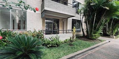Apartamento para venta Medellín, sector de patio bonito, con un área de 92 m², 3 habitaciones   habitación de servicio, 3 baños, sala, comedor, cocina integral, patio, zona de ropas, parqueadero cubierto, cuarto util. primer piso

Ubicado en unidad con portería y vigilancia 24 horas; fáciles y cómodas vías de acceso, rutas de transporte, salon social y plazoleta, parqueadero visitante, torre de 5 pisos

$370.000 admon
$3.000.000 predial
$630.000.000