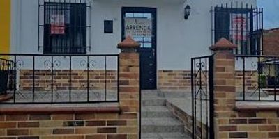 Casa para arriendo en Rionegro, cuenta con un área de 80 M2, distribuida en sala comedor, zona de ropas, cocina integral, 2 alcobas, 2 baños, 2 closets, balcón, baños social. Zona tranquila de fácil acceso.
