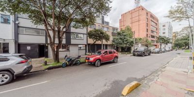 Se arrienda excelente edificio de oficinas de 3 niveles en el Antiguo Country a pocos pasos de la Calle 85, el edificio cuenta con amplios espacios de trabajo en los tres pisos, 8 salas de reuniones o oficinas grandes y áreas generales de trabajo, baños en cada nivel. Ideal para centro médico, call center, oficina para bastantes empleados. Cuenta adicionalmente con área de trabajo adicional y estudio de grabación que fue adaptado en el área de parqueaderos, está recién remodelado. En el último piso cuenta con área de comedor amplio para empleados.