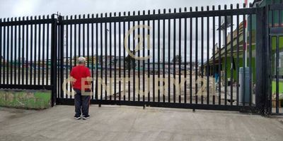 En la zona más estratégica, industrial y comercial de Puente Aranda; entre la Av. De las Américas, la Calle 13 y la Cra. 50; se encuentra ubicado este grandioso lote de 2.542 m2 con las mejores vías de acceso, con estación de Transmilenio a pocos pasos, y a 5 minutos de la zona industrial de Montevideo. El lote cuenta con entrada amplia para ingreso de Tractomulas, tiene capacidad de 140 cupos de parqueo, tanque de agua lluvia con capacidad de 50.000 litros, 3 baños, 3 duchas y OFICINA-RECEPCIÓN.