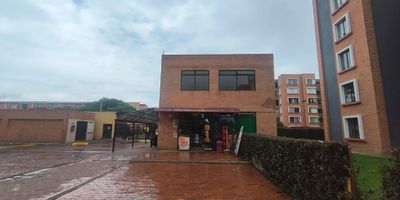 Apartamento en venta de 46m2, con vista interior, ubicado en un 3er piso, acceso por escaleras, parqueadero comunal. Consta de 3 habitaciones, 1 baño, sala comedor, cocina y zona de lavandería. Tiene piso laminado en habitaciones, zona social y cerámico en baño y cocina. El conjunto cuenta con salón comunal, parque infantil, zonas verdes, zona social y vigilancia privada las 24 horas. Cerca a centro comercial Eco Plaza; cerca a tiendas y supermercados de barrio; cerca a colegio Institución Educativa La Armonía; cerca a paraderos de transporte publico; Vías de acceso por la calle 23 y Carrera 20a.  35938741640
