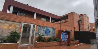 Apartamento en venta de 49m2, con vista interior, ubicado en un 1er piso, acceso por escaleras, parqueadero comunal. Consta de 3 habitaciones, 2 baños, sala comedor, cocina integral y zona de lavandería. Tiene piso cerámico en todos los espacios. El conjunto cuenta con zonas verdes, zona para niños, piscina, salón comunal y vigilancia privada las 24 horas. Cerca a centro comercial El Trébol; cerca a almacenes de cadena como Éxito, D1, Ara y Colsubsidio; cerca a colegio Salesiano San José, Vías de acceso por la calle 15 y la carrera 7C.  33462019990
