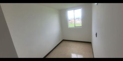 Apartamento en venta de 51 m², con vista exterior, ubicado en un 5to piso, acceso por escaleras. Consta de 2 habitaciones, 2 baños, sala de estudio, sala comedor, cocina integral y zona de lavandería. Tiene piso cerámico en todas sus zonas. El conjunto cuenta con zonas verdes, zona infantil, bicicletero, salón social y vigilancia privada las 24 horas. Cerca de centros comerciales Ecoplaza y Micentro; cerca de almacenes de cadena como D1, Olímpica y Éxito; cerca a colegios Nogales Country, Militar coronel Juan José y Nueva Inglaterra; cerca a universidad Uniminuto; Vías de acceso por la Carrera 18 y Carretera Faca Los Alpes. 35624705857
