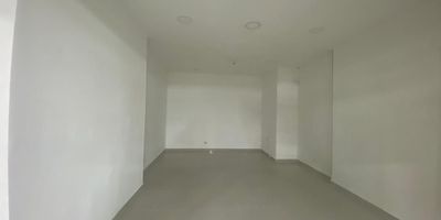 Local en arriendo en mall comercial el cual cuenta con una excelente ubicacion, sobre vía principal, con fácil acceso y salida, con conexión a rutas de transporte publico, estaciones de servicio, supermercados y gran variedad de servicios complementarios del sector. Cuenta con piso en porcelanato, 1 espacio, cableado de red ,techo en cielo raso, aire acondiconado central, energia básica y vitrina. La unidad cuenta además con ascensor, auditorio, baños comunales, parking visitantes con costo, vigilancia 24 horas circuito cerrado de tv. Inmuebles sujetos a verificación de disponibilidad