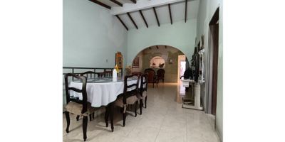 En venta casa bifamiliar,   cabe destacar su  gran lote y ubicación.   También  el fácil acceso vehicular por su cercanía a vías principales de Cali,   como la autopista sur, calle 28 y transversal 25. Favoreciendo supermercados cerca y el transporte público. 

En su primer nivel cuenta con antejardín, una gran sala comedor, 4 alcobas de buen tamaño, cocina, patio medio, dos baños completos, sala de star o estudio y patio de ropas.

En su segundo nivel encontramos sala comedor amplia, balcón, una alcoba con baño privado, 3 alcobas auxiliares, cocina, baño auxiliar, sala de star o estudio y  gradas para subir a media terraza donde está la zona de ropas. 

SC

 
