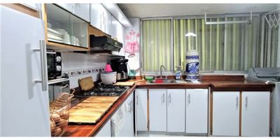 Venta de agradable apartamento de tres (3) alcobas con closet, sala comedor, cocina integral, dos (2) baños, pisos en cerámica, madera flotante y zona de ropas. Lo encuentras en La Fontana Propiedad Raíz y lo mejor, cerca del centro de la ciudad.

Código inmo: 11892 Manizales, Caldas 
