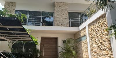 Vive con estilo y seguridad 
 Casa de dos plantas con acabados de lujo ubicada en exclusivo conjunto residencial con vigilancia .
Cuenta con

3 habitaciones

3 baños

Cuarto y baño de servicio

Cocina abierta estilo americano

Sala  comedor amplia

Sala de TV

Terraza con vista

Piscina privada

Patio interno y externo

Zonas comunes del conjunto

Zonas húmedas sauna, turco, jacuzzi

Lagos artificiales y zonas verdes

Espacios de esparcimiento

Canchas de tenis y múltiples

Senderos peatonales

ideal para familias que buscan tranquilidad, confort y contacto con la naturaleza