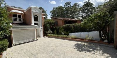Codigo 27651. ? Apartamento en arriendo ubicado en Envigado sector Benedictinos ? Características del Inmueble:• 2 Habitaciones (ambas con vestier y baño privado)• 3 Baños• Biblioteca o estudio• Estar de alcobas• Cocina abierta integral (cubierta a gas y campana)• Zona de ropas• Balcón• Parqueadero doble lineal• Cuarto útil• Red de gas y servicios públicos• Área total: 95 m²• Piso en porcelanato• Estrato 5• 2 ascensores por torre? Descripción:Este elegante apartamento ubicado en la exclusiva zona de la Loma del Esmeraldal ofrece un ambiente moderno, funcional y lleno de confort. Dispone de 2 amplias habitaciones con vestier y baños privados con acabados en porcelanato y cabina de vidrio templado. Ideal para quienes valoran la privacidad y el diseño contemporáneo. Espacios adicionales como estudio, estar, balcón y parqueadero doble lo convierten en una opción excepcional para vivir cómodamente.? Entorno y Ubicación:• A pasos de Smart Fit, Oxxo, D1• Fácil acceso a centros comerciales, colegios y servicios• Zona residencial segura y en constante valorización? Zonas Comunes:• Portería 24/7 y lobby• Piscinas para adultos y niños• Gimnasio y sauna• Jacuzzi y zona de BBQ• Salón social, salón de juegos para niños y cancha• Parque infantil y zona de mascotas• Zonas verdes y parqueadero de visitantes? Nota:• Canon mensual: $4.200.000