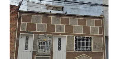?️ Proyecto de Inversión en Venta – Casa Rentable en Delicias | Bogotá

Ubicación estratégica del barrio Delicias, esta propiedad está cerca de almacenes de cadena como Alkosto Venecia y D1, a poca distancia de estaciones de Transmilenio (Venecia) y varias paradas de transporte público. Además, se encuentra cerca de importantes vías de acceso como la Avenida Boyacá, la Avenida Carrera 68 y la Autopista Sur. En sus alrededores también encontrarás colegios, parques y un CAI.

? Características generales del inmueble:


 
 Área total del lote: 8 metros de frente x 22 metros de fondo
 
 
 Dividida en 2 torres habitacionales independientes
 
 
 Documentación al día
 
 
 Oportunidad de inversión rentable y con potencial de ampliación
 


? Torre posterior (al fondo del lote):

Conformada por 3 apartamentos independientes, todos con servicios públicos (agua, luz y gas) y la siguiente distribución:

? Apartamentos del 1.er y 2.º piso:


 
 3 alcobas:
 (3.30 x 2.90 m), (3.50 x 3.40 m), (3.50 x 2.90 m)
 
 
 2 baños:
 (2.00 x 1.25 m) c/u
 
 
 Cocina: (2.00 x 1.80 m)
 
 
 Sala-comedor: (3.50 x 5.70 m)
 


? Apartamento del 3.er piso:


 
 3 alcobas (mismas medidas)
 
 
 1 baño: (2.00 x 2.50 m)
 
 
 Cocina: (2.00 x 1.80 m)
 
 
 Sala-comedor: (3.50 x 5.70 m)
 
 
 Terraza privada
 


? Torre frontal:


 
 Actualmente cuenta con 1 apartamento de:

 
  
  3 alcobas
  
  
  Sala-comedor
  
  
  Cocina
  
  
  Baño
  
 
 
 
 Potencial de demolición y construcción de una nueva torre para ampliar la rentabilidad
 


? Ideal para:


 
 Inversionistas que buscan ingresos mensuales por arrendamiento
 
 
 Desarrolladores que deseen ampliar y densificar el inmueble
 
 
 Familias que deseen vivir en un apartamento y alquilar los demás
 


? Documentos en regla – listo para negociar y escriturar
