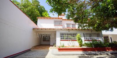 Excelente oportunidad en una de las mejores ubicaciones de Santa Marta. Esta espaciosa casa de dos pisos cuenta con 3 habitaciones con aire acondicionado, 2 baños completos y 1 baño social. La planta baja incluye sala, comedor climatizado, zona de estudio convertible en habitación adicional, y cocina completamente equipada con estufa y horno empotrado más gabinetes. El patio interno dispone de zona de labores con motobomba propia. En el segundo piso encontrarás la habitación principal con closet, área para TV, baño completo privado y balcón con vista exterior, dos habitaciones adicionales con closet y camas dobles, zona de estudio o TV, y dos balcones con hermosas vistas. La propiedad cuenta con cámara de seguridad y portón automático con control remoto para mayor tranquilidad. Una casa completa, funcional y muy bien ubicada, perfecta para familias que buscan comodidad y seguridad en Santa Marta.