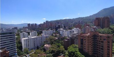  

Apartamento disponible para venta y arriendo, ubicación privilegiada, sector la tomatera, cerca a la  Av el Poblado, clínicas, centros comerciales, bancos, restaurantes, supermercados, cuenta con un área de 235 m2 distribuidos en 3 alcobas cada una con baño privado y Vestier, baño social, sala comedor, cocina integral, zona de ropas, alcoba de servicio con baño y closet, balcón, estudio, cuarto de linos, parqueadero privado para dos vehículos, cuarto útil, parque infantil, salón social y portería.
