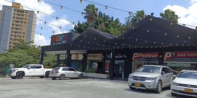 LOCAL RENTANDO, UBICADO EN LOS COLORES, CON VITRINA A LA AVENIDA 80, EN UNA ZONA DE ALTO DESARROLLO DE VIVIENDAS Y COMERCIO, UBICADA CERCA A LA ZONA DEPORTIVA DEL ESTADIO ATANASIO GIRARDOT, UNIVERSIDAD DE ANTIOQUIA, NACIONAL, ITM, ESCUELA DE MINAS. TRANSPORTE PUBLICO PERMANENTE, CON VITRINA A LA AVENIDA 80. APTO PARA CAJERO ELECTRONICO, DISPONIBILIDAD DE  PARQUEADEROS PUBLICOS, RESTAURANTES, EURO AMPLIA CAPACIDAD DE PARQUEO Y LO MEJOR TOTALMENTE RENOVADO!.