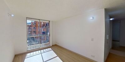 Apartamento en venta de 55m2, con vista interior, ubicado en un 3er piso. acceso por escaleras, parqueadero comunal. Consta de 3 habitaciones, 2 baños, sala comedor, cocina integral y zona de lavandería. Tiene piso laminado en zona social, habitaciones y piso cerámico en baños y cocina. El conjunto cuenta con zona de niños, zonas verdes, salón social y vigilancia privada las 24 horas. Cerca a centro comercial Catedral Plaza y Centro Comercial Megacity; cerca a almacenes de cadena como Olímpica, Ara y D1; cerca a colegio Bilingüe Campestre Colombo Británico de Zipaquirá; cerca a universidad Nacional Abierta y a Distancia - UNAD; Vías de acceso por la Transversal. 36037861946
