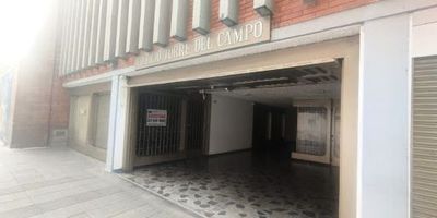 Amplia bodega en el barrio la Alameda con un área de 100 MT2. ubicada en la localidad de Santa Fe. sector de fácil acceso, el barrio está rodeado por importantes vías como la avenida carrera carracas, la calle 23, cerca de la torre Colpatria. uno de los principales atractivos de la ubicación es su comercio, el cual se desarrolla ampliamente con negocios de venta de bienes al por menor, restaurantes. locales, bodegas y comercio en general. Cualquier información adicional contáctenos al número 3176478842 o al correo electrónico david.vargasinmobiliariabogota.com. el equipo de inmobiliaria Bogotá está comprometido a brindar una experiencia de vida excepcional para nuestros clientes desde el momento en que se unen a nuestra comunidad