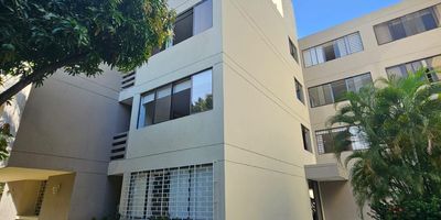 Apartamento en arriendo en Altos de Riomar, Barranquilla. Este inmueble de 110 m² ofrece 3 habitaciones, 2 baños completos y 1 parqueadero, ideal para su comodidad. Ubicado en estrato 6, con 5 años de antigüedad y servicio de vigilancia para su tranquilidad. El canon de arriendo es de $1,660,000, más una cuota de administración aproximada de $610,000. Una excelente opción de vivienda en Barranquilla. Para más información o para visitar este apartamento, puede contactarnos. Quiero que me contacten / Ver teléfonos.