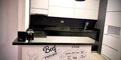 Apartamento en venta en Niquía con tres habitaciones, un vestier, dos closets, sala comedor, cocina con barra, estufa de inducción y horno, dos baños cabinados en vidrio templado, dos balcones, parqueadero sencillo y cuarto útil.

Unidad cerrada con vigilancia privada, cancha sintética, dos salones sociales, salón infantil, cuarto de juegos, piscinas, jacuzzi y turco. Ubicada cerca a la estación Niquía del metro y supermercados, en un sector tranquilo con vista interna. Contáctanos en Epicasa y hazlo tuyo hoy.