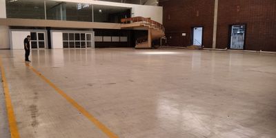 VENDO, esta impresionante bodega ubicada en Excelentes zona comercial privilegiada,  cuenta con área total de 9100mtr . Distribuidas con  amplia espacio como vitrina panorámica, de exhibición,oficinas , recepción 3800 Mtr. Área de talleres o mantenimiento 3.587 Mtr. Área Almacén , bodega 1.525 mtr. Cuenta con amplia bahía de parqueo para clientes y visitantes, cubículos para asesores, recepción , sala de juntas, 15 oficinas,16 baños, dos cafeterías , zona de aseo,  energía trifasica, pisos de alta resistencia para vehículos de carga pesada, una altura de 12 a 15 mtr., Está Bodega ofrece infinitas posibilidades para tu negocio. Su diseño moderno y funcional garantiza eficiencia y comodidad en cada rincón. Además, su ubicación estratégica brinda fácil acceso a importantes vías de comunicación. No pierdas la oportunidad de hacer crecer tu empresa en este espacio único. Para más información, contacta a -Indira Oyola 3104005590 Haz de esta bodega el nuevo hogar de tu negocio!