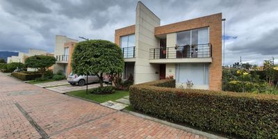 Ubicada en la tranquila y exclusiva Vereda Fonquetá en Chía, a solo minutos de Bogotá esta hermosa casa campestre ofrece el equilibrio perfecto entre comodidad, naturaleza y estilo de vida. Rodeada de amplias zonas verdes, espacios luminosos, es perfecta para quienes buscan privacidad, aire puro y conexión con la naturaleza sin alejarse de la ciudad. El Condominio cuenta con salón social, piscina, jacuzzi, turco, cancha squash, parque infantil y la casa con 3 habitaciones cada una con baño y balcones en el segundo piso, sala de estar ,cuarto de linos, en el primer piso ,estudio, bañó social, cocina abierta, habitación de servicio con baño, cuarto de ropas, chimenea, patio con zonas verde, deposito y cuatro parqueaderos.