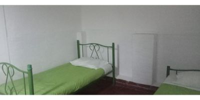 ¡Casa en Arriendo en La Estrella, Manizales! ?✨

Esta propiedad versátil es perfecta para quienes buscan un espacio amplio y adaptable. Ideal para proyectos como casa hotel, hostal, vivienda multifamiliar o apartaestudios.

Amplia y Funcional:
Cuenta con 6 habitaciones, 5 baños, cocina, zona de lavandería y sala de usos múltiples. Sus espacios están distribuidos en el tercer nivel 3

Comodidades y Servicios:
La casa incluye clósets, calentador, citófono, balcón, doble ventana, despensa, piso en cerámica y servicios completos. Además, admite mascotas y ha sido recientemente reformada.

Ubicación Estratégica:
Situada sobre vía principal, en zona residencial con acceso pavimentado. Cerca de parques, zonas deportivas, transporte público, centro médico y espacios verdes para el disfrute diario.

¡Una oportunidad única para invertir o vivir con comodidad y múltiples posibilidades en La Estrella! Contáctanos para más información.


