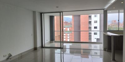 Apartamento en arriendo en unidad cerrada cerca a supermercados, iglesias, centros comerciales, y rutas de transporte publico. Piso en porcelanato, sala comedor, estar de tv, 3 alcobas con baño en la principal, cocina integral abierta tipo americano, balcon y parqueaderos lineales cubiertos Unidad con salon social, turco,  vigilancia 12 horas, y circuito cerrado de tv.Inmueble sujeto a verificación de disponibilidad.

