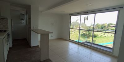 Apartamento en ARRIENDO con 2 habitaciones con closet - principal con baño y balcón, 2 baños, sala comedor con espacio para estudio, cocina con barra y horno, 2 balcones, parqueadero cubierto.