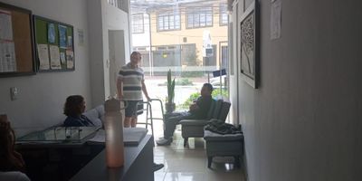 ¡Local en Arriendo en La Estrella, Manizales! ?✨

Ideal para actividades administrativas, este local comercial se encuentra en una zona estratégica con excelente visibilidad y fácil acceso.

Espacio Funcional y Bien Ubicado:
Con 60 m² de área privada, cuenta con baño auxiliar, piso en cerámica y un ambiente versátil que se adapta a diversas necesidades comerciales o profesionales.

Uso y Condiciones:
Si se requiere para venta de licores o funcionamiento como restaurante, se debe gestionar previamente la autorización del propietario.

Ubicación Estratégica:
Ubicado sobre vía principal, con acceso para personas con movilidad reducida, en una zona mixta residencial y comercial. Cerca de transporte público y con portería/recepción.

¡Establece tu negocio en un punto clave de La Estrella! Contáctanos para conocer más detalles y agendar una visita.


