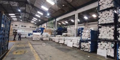 Bodega de 3197m2 ubicada en Sabaneta barrio Manuel Restrepo, con 5 baños, piso reforzado, cerca de colegios y centros comerciales. Cuenta con doble altura, cocina sencilla, puerta camión y transporte público cercano. Inmueble comercial ideal para tu negocio u operaciones logísticas,esta bodega cuenta con muelle de descargue con energía trifasica con una altura de 10 metros y zona de oficinas.