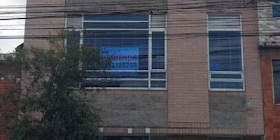 Espectacular casa bodega comercial remodelada en arriendo, ubicada en el barrio Bosa San Pablo. Muy cerca del sector de Bosa Centro, a unas cuadras de la Autopista Sur, muy cerca el C.C. Gran Plaza Bosa, zonas comerciales y transporte público. Al ingresar encontrará área libre en tres niveles, pisos en cerámica, seis baños y área de lavado. Servicios de agua y luz. Cualquier información adicional contáctenos al correo electrónico deisy.medina@inmobiliariabogota.com o al teléfono 3143709240. El equipo de Inmobiliaria Bogotá está comprometido a brindar una experiencia de vida excepcional para nuestros clientes desde el momento en que se unen a nuestra comunidad.