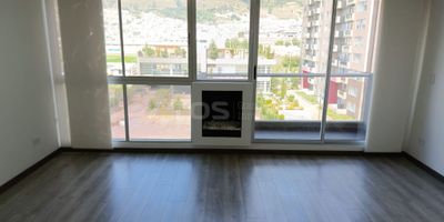 ¡Tu nuevo hogar o inversión ideal te espera! Atos Inmobiliaria te ofrece en venta un acogedor apartamento ubicado en el norte de la ciudad, en una zona de alta valorización y excelente conectividad. Su estratégica ubicación, cerca del Centro Comercial Viva, el Colegio San Viator, supermercados, restaurantes y principales vías de acceso, garantiza comodidad y facilidad para tu día a día. El inmueble cuenta con 90 m² muy bien distribuidos en tres habitaciones, dos baños, sala-comedor con chimenea, balcón, cocina integral, parqueadero privado y depósito, brindándote confort y espacios funcionales para tu estilo de vida. Ideal tanto para vivir como para invertir y generar ingresos por renta. ¡No dejes pasar esta excelente oportunidad! Contáctanos y agenda tu cita hoy mismo.