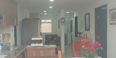 Apartamento en Venta – Moderno, Funcional y Excelente Ubicación La Ceja. sector Centro.Área: 60 m². Piso 3 en edificio con portería y citófonoConstruido en: 2022Zona: Ubicado a pocos pasos del Centro Comercial Viva La Ceja.Este acogedor apartamento ofrece una distribución inteligente y acabados modernos, ideal para quienes buscan comodidad y cercanía a servicios clave.Distribución: 2 habitaciones; Principal con baño privado y closet, Auxiliar con closet. Sala estudio con closet adicional, Baño social, Cocina integral con barra americana, Zona de ropas, Balcón, Comedor integrado.Ubicado en una zona estratégica, con fácil acceso a transporte, comercio y zonas verdes. Ideal para vivir o invertir.