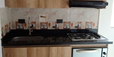 Venta apartamento piso alto, en Centro de Medellin,  super bien ubicado cerca de todo, cerca a la unbiversidad María Cano. Cuenta con área de 40 mts 2 distribuidos en sala comedor, cocina integral, persianas, zona de ropas, el edificio cuenta con zona de juegos para niños, sauna, turco y parqueadero solo para visitantes. predial trimestral $ 173.000.