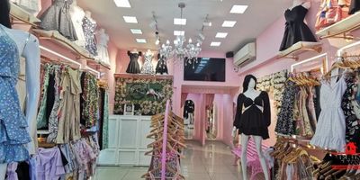 Oportunidad de inversión única en El Centro de Medellín. Local comercial en venta con una rentabilidad garantizada del 7% anual neto. Actualmente genera ingresos por arriendo de $12.500.000 mensuales. Disfruta de un espacio versátil con doble altura, semisótano de 32.60 m² y primer piso de 34.05 m², ideal para múltiples negocios. Cuenta con acabados de alta calidad, baño, cocineta, aire acondicionado y pisos en cerámica. ¡Ubicación estratégica y alta demanda comercial!